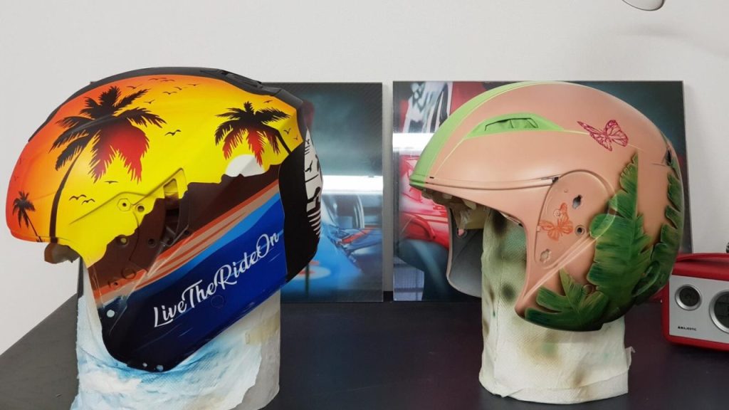 Caschi aerografati al corso custom painting