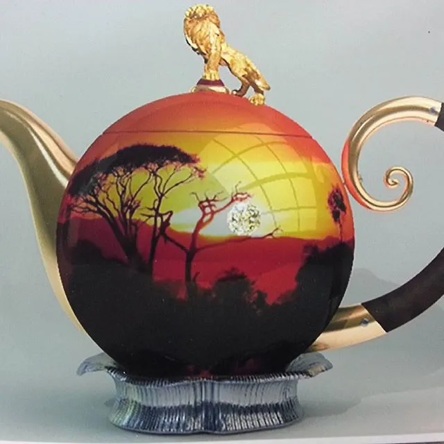 Teiera personalizzata con aerografia professionale su ebano e oro — Scuola delle Arti