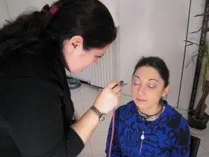 trucco estetista con aerografo