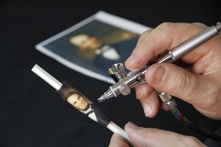 Decorazione manuale ad aerografo di una penna stilografica da collezione